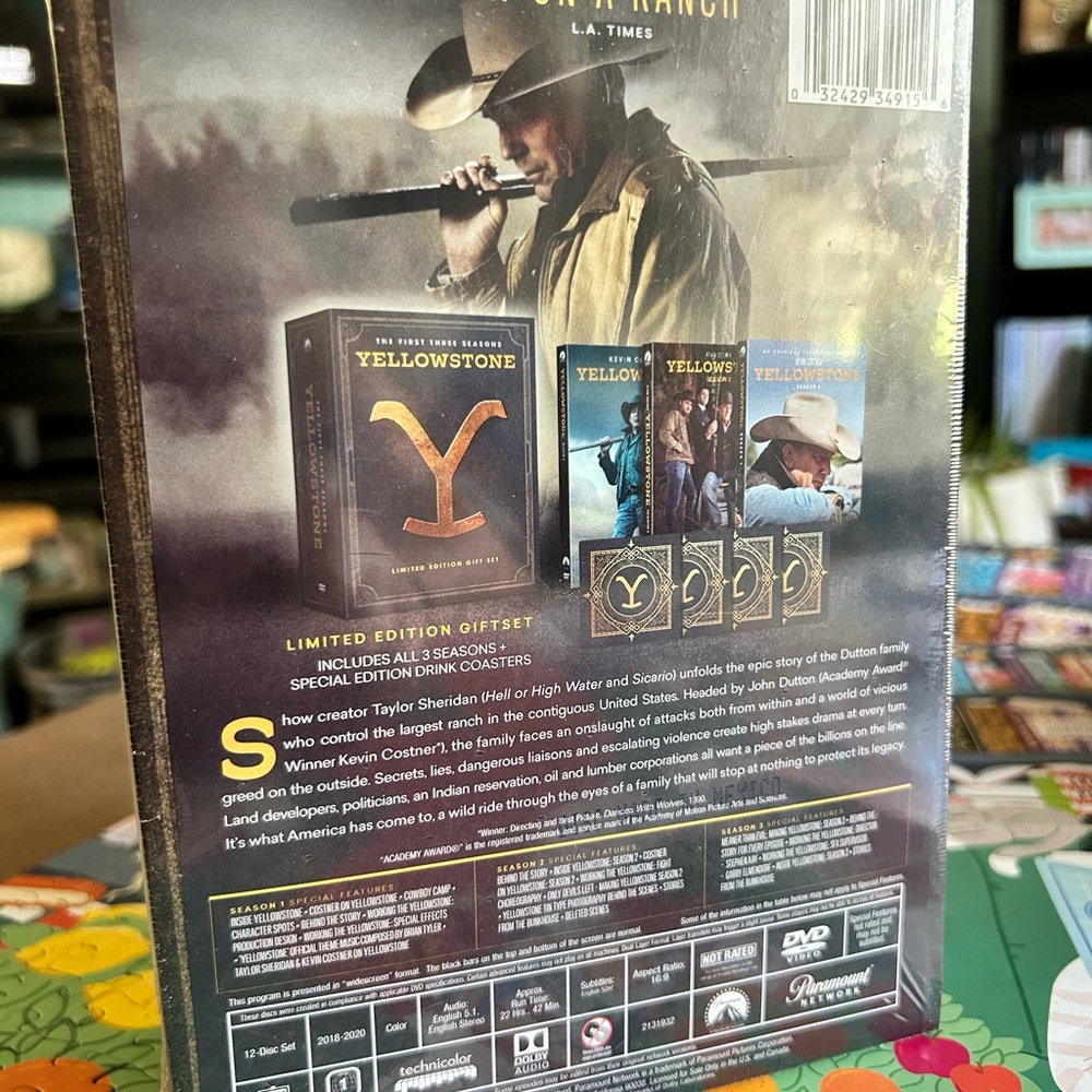 Yellowstone Limited Edition Gift Set Seasons 1-3 DVD - Picture 2 of 5